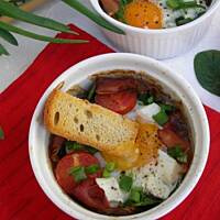 Jajka ze szpinakiem i szynką zapiekane w kokilkach