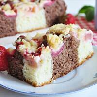 Drożdżowa szachownica z owocami i kruszonką