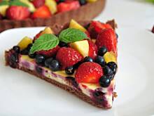 Fot. MIENTA, Tarta z jagodowym twarożkiem i świezymi owocami