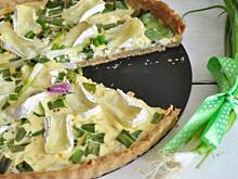 Fot. MIENTA, Tarta szczypiorkowa z camembertem i sosem chili