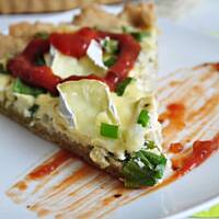 Tarta szczypiorkowa z camembertem i sosem chili