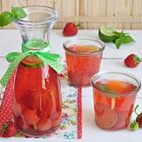 Orzeźwiający kompot truskawkowo-rabarbarowy