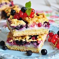 Kruche z budyniem, jagodami i porzeczkami