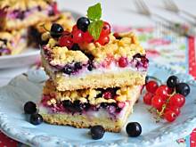 Fot. MIENTA, Kruche z budyniem, jagodami i porzeczkami