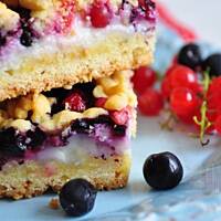 Kruche z budyniem, jagodami i porzeczkami