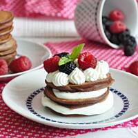 Kakaowe pancakes z serkiem, śmietaną i malinami