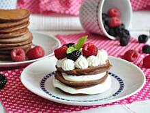 Fot. MIENTA, Kakaowe pancakes z serkiem, śmietaną i malinami