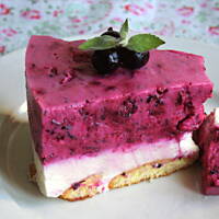 Orzeźwiający sernik z czarną porzeczką