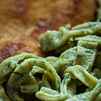 Zielony makaron szpinakowy domowy