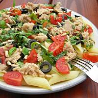 Sałatka z makaronem, tuńczykiem i rukolą