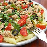 Sałatka z makaronem, tuńczykiem i rukolą