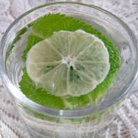 Herbata ze świeżej mięty z cytryną