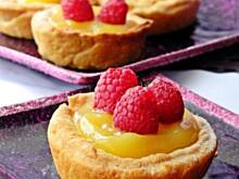 Fot. Mloda, Tartaletki z lemon curd i malinami