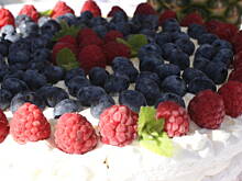 Fot. aredzimska, Lodowy tort bezowy z owocami