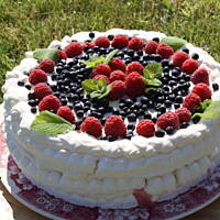 Lodowy tort bezowy z owocami