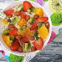 Owsianka z owocami i orzechami