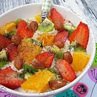 Owsianka z owocami i orzechami