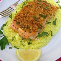 Łosoś pieczony pod chrupiącą orzechową kruszonką