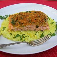 Łosoś pieczony pod chrupiącą orzechową kruszonką