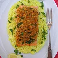 Łosoś pieczony pod chrupiącą orzechową kruszonką