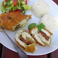 Roladki drobiowe z suszonymi pomidorami, pesto i mozzarellą