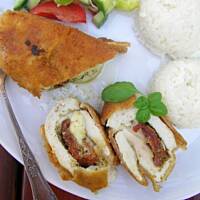 Roladki drobiowe z suszonymi pomidorami, pesto i mozzarellą