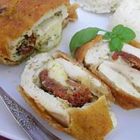 Roladki drobiowe z suszonymi pomidorami, pesto i mozzarellą