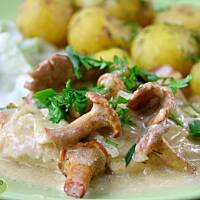 Piersi z kurczaka w śmietanowym sosie z kurkami