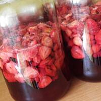 Pyszna nalewka z truskawek.