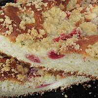 Drożdżowe z rabarbarem i truskawkami.