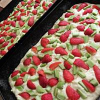 Drożdżowe z rabarbarem i truskawkami.