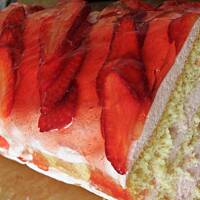 Biszkopt przekładany pianką truskawkową.