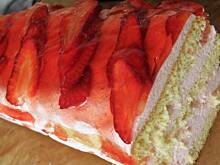 Fot. msewka, Biszkopt przekładany pianką truskawkową.