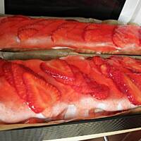 Biszkopt przekładany pianką truskawkową.