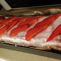 Biszkopt przekładany pianką truskawkową.