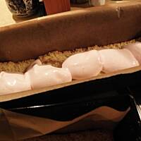 Biszkopt przekładany pianką truskawkową.