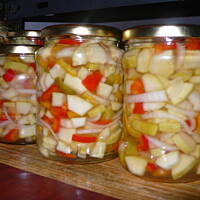 sałatka z marynowanej cukinii