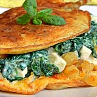 Omlet ziemniaczany z fetą i szpinakiem