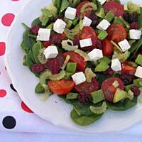 Sałatka ze szpinakiem, awokado i żurawiną