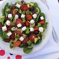 Sałatka ze szpinakiem, awokado i żurawiną