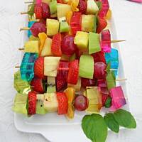 Owocowe szaszłyki z galaretkami