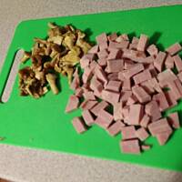 Makaron z szynką i grzybami w sosie śmietanowo-serowym