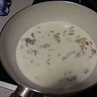 Makaron z szynką i grzybami w sosie śmietanowo-serowym