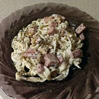 Makaron z szynką i grzybami w sosie śmietanowo-serowym