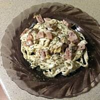 Makaron z szynką i grzybami w sosie śmietanowo-serowym