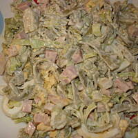 zielona sałatka z makaronu szpinakowego