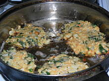 Fot. volupteusement, Kotleciki z kalafiora i ziemniaków z nutką zielonej pietruszki