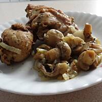 Ćwiartki kurczaka duszone z cebulką i pieczarkami