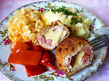 Fot. Mama - Różyczki, Chrupiące roladki schabowe z  kiełbasą jałowcową i serem