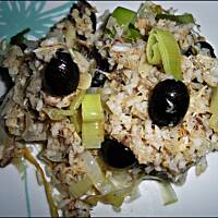 Potrawka z ryżu wędzonej makreli i pora